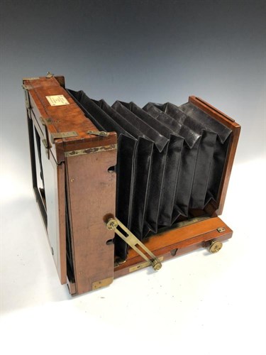 Lot 392 - A quarter plate bellows camera