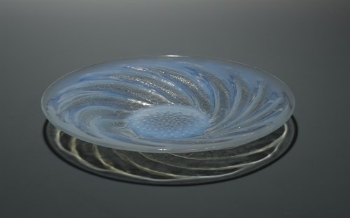 Lot 9 - Poissons, an R. Lalique opalescent glass shallow bowl