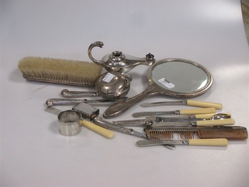 Lot 197 - A collection of silverware to include an...