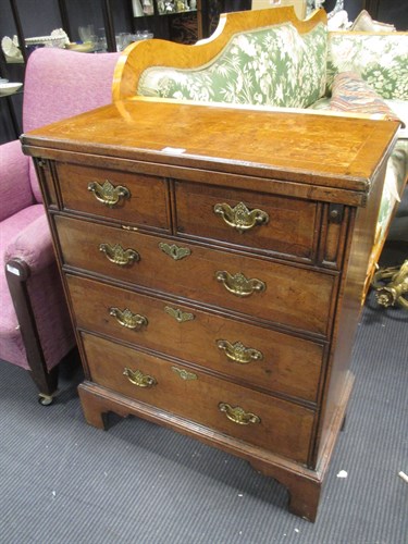 Lot 395 - A 20th Century Walnut Batchelor's Chest, 63cm W