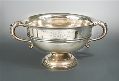 Lot 657 - A George V silver two handled punchbowl / cup