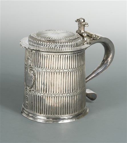 Lot 548 - A William and Mary silver lidded tankard