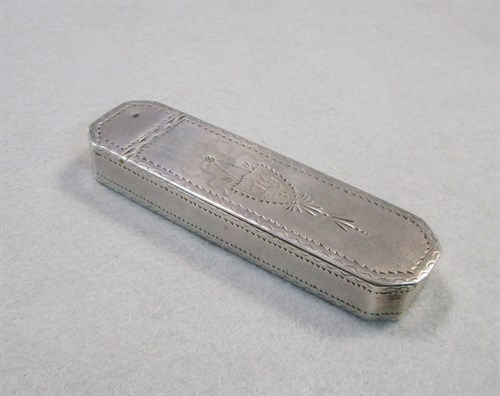 Lot 333 - A George III silver snuff box by Samuel Pemberton