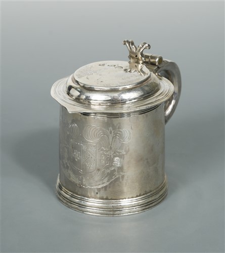 Lot 549 - A William & Mary silver small lidded tankard