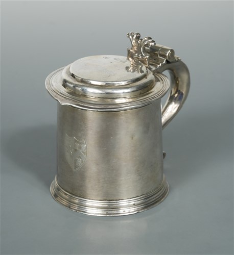 Lot 551 - A William III silver small lidded tankard
