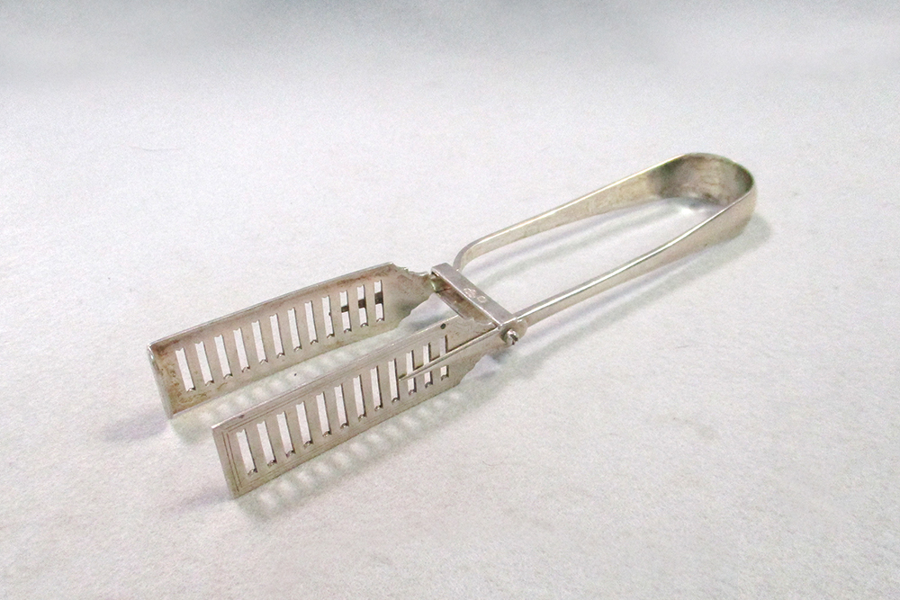 Lot 658 - A pair of George V silver asparagus tongs