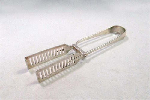 Lot 658 - A pair of George V silver asparagus tongs