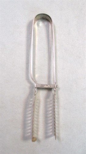Lot 658 - A pair of George V silver asparagus tongs