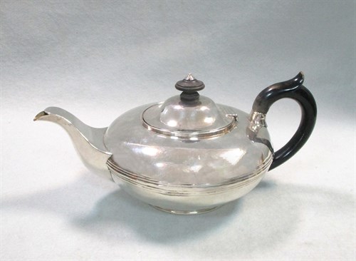 Lot 601 - A William IV silver teapot