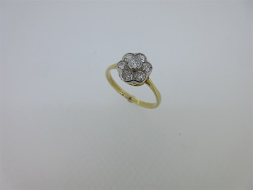 Lot 86 - A diamond flowerhead cluster ring