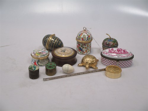 Lot 100 - A collection of small boxes to include an...