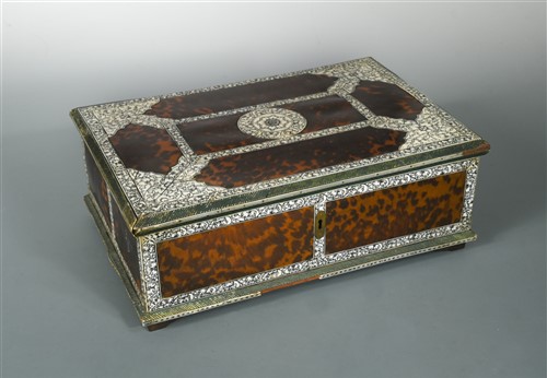 Lot 346 - An 18th century Anglo-Indian tortoiseshell and ivory box