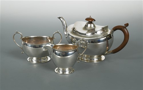 Lot 661 - A George V silver three piece tea set