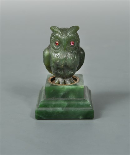 Lot 120 - A jade and gem-set model of an owl in the manner of Fabergé