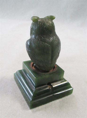 Lot 120 - A jade and gem-set model of an owl in the manner of Fabergé