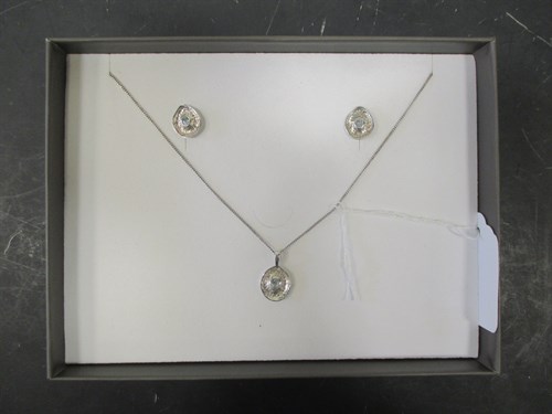 Lot 152 - A pendant and earring suite set with blue...