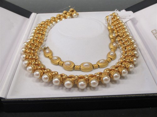 Lot 140 - An archaeological revival style collar...