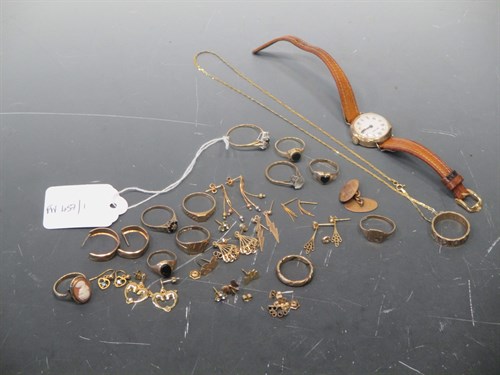 Lot 146 - A collection of 9ct gold jewellery including a...