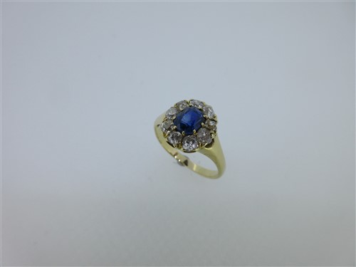 Lot 292 - A sapphire and diamond cluster ring