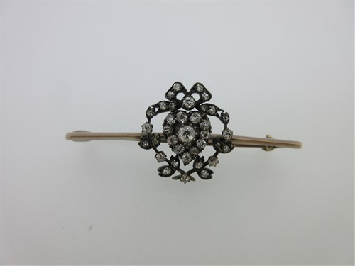 Lot 149 - A Belle Epoque heart and garland diamond brooch