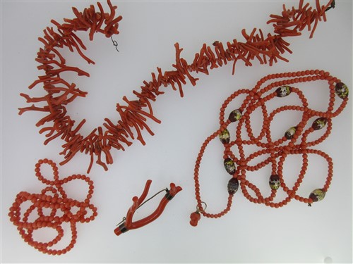 Lot 26 - A small collection of coral jewellery