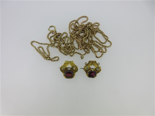 Lot 298 - A pair of garnet and chrysoberyl brooches together with a 'spiga' link long chain