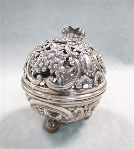 Lot 244 - A Victorian silver pot pourri pomander