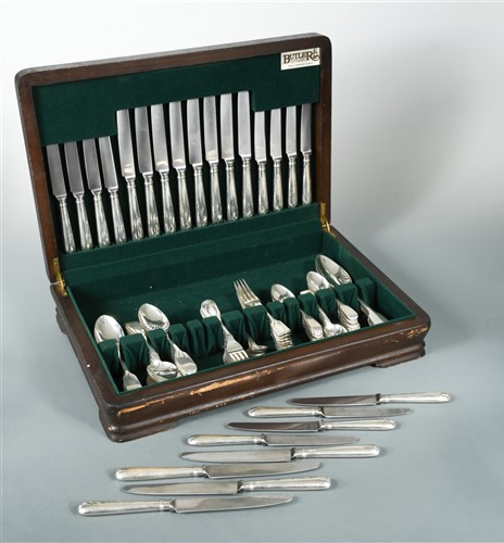 Lot 600 - A canteen containing a 54 piece harlequin set of William IV silver flatware with 33 additions