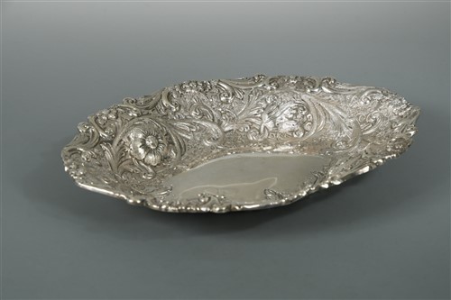 Lot 605 - A Victorian silver fruit dish