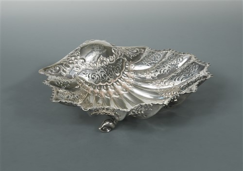 Lot 641 - An Edward VII silver large shell dish