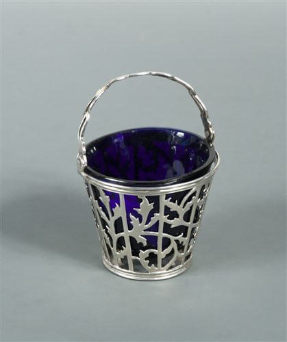 Lot 581 - A George III silver cream pail