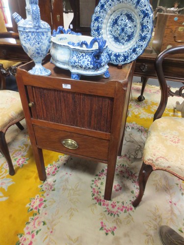 Lot 450 - A George III mahogany night table
