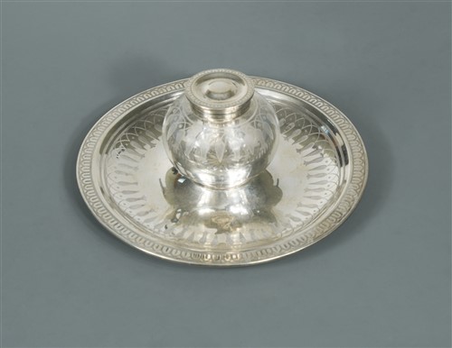 Lot 612 - A Victorian silver inkwell and stand