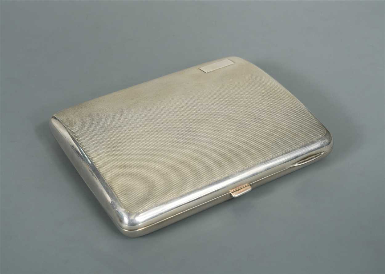 Lot 662 - A George V silver cigar case