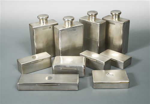 Lot 663 - A George V silver 10 piece gentleman's toilet set