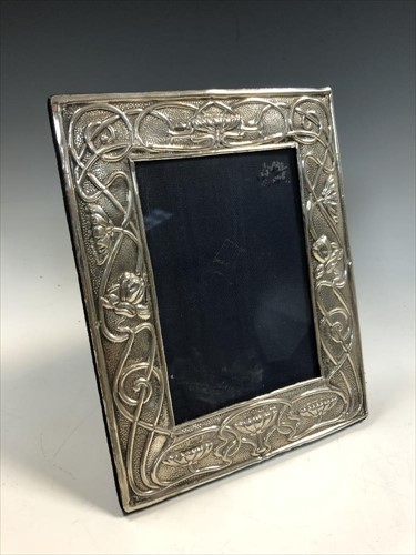 Lot 90 - An Edward VII silver easel back photograph frame