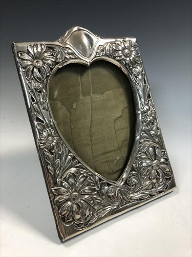 Lot 91 - An Edward VII silver easel back photograph frame