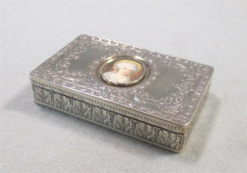 Lot 318 - A (possibly) French metalwares silver boîte à portrait