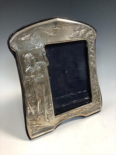 Lot 87 - An Edward VII silver easel back photograph frame
