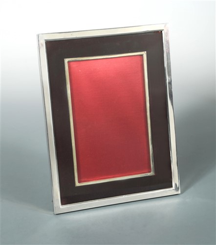 Lot 639 - An Edward VII silver memorial style easel back photograph frame