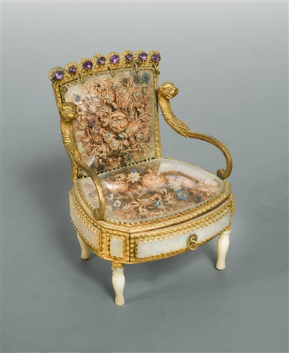 Lot 363 - An early 19th century French Palais Royal trinket box