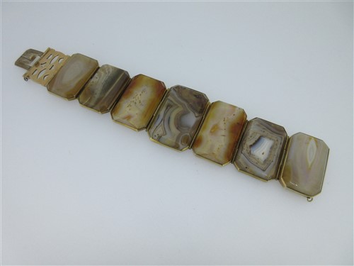 Lot 19 - A panel bracelet of banded and spotted agates