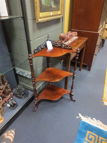 Lot 592 - A Victorian mahogany what-not