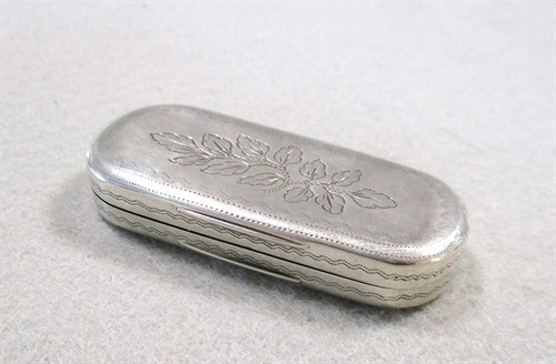Lot 332 - A George III silver snuff box by Samuel Pemberton