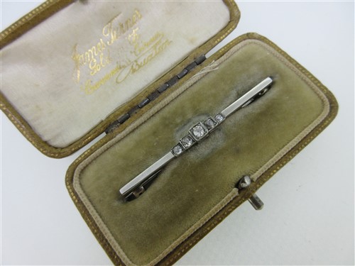 Lot 55 - An Art Deco diamond bar brooch