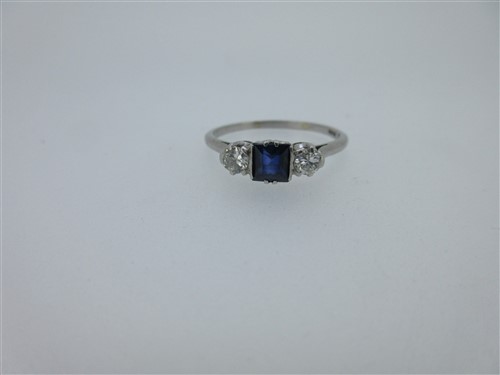 Lot 45 - A sapphire and diamond three stone ring