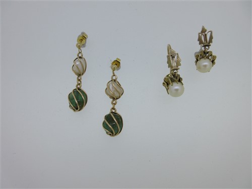 Lot 106 - A pair of emerald pebble and freshwater pearl earpendants and a pair of cultured pearl ones