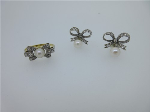 Lot 133 - A pair of white gold and diamond earstuds with removable cultured pearl drops and a matched ring
