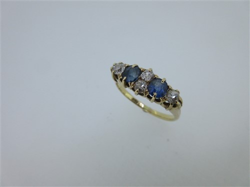 Lot 130 - A sapphire and diamond ring