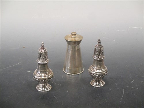 Lot 194 - A pair of silver pepperettes and a silver...